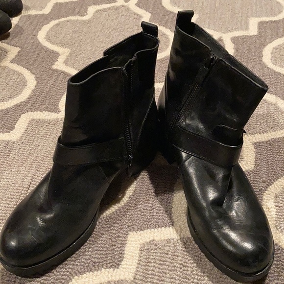 Michael Kors Gretchen Boot - Picture 2 of 4